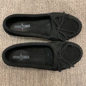 Minnetonka Kilty Womens Black suede moccasins, Size 7.5 Hard sole slip-on EUC!🖤